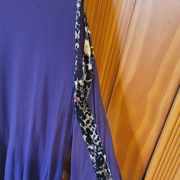 Venus Cold Shoulder Top - Picture 2 of 7